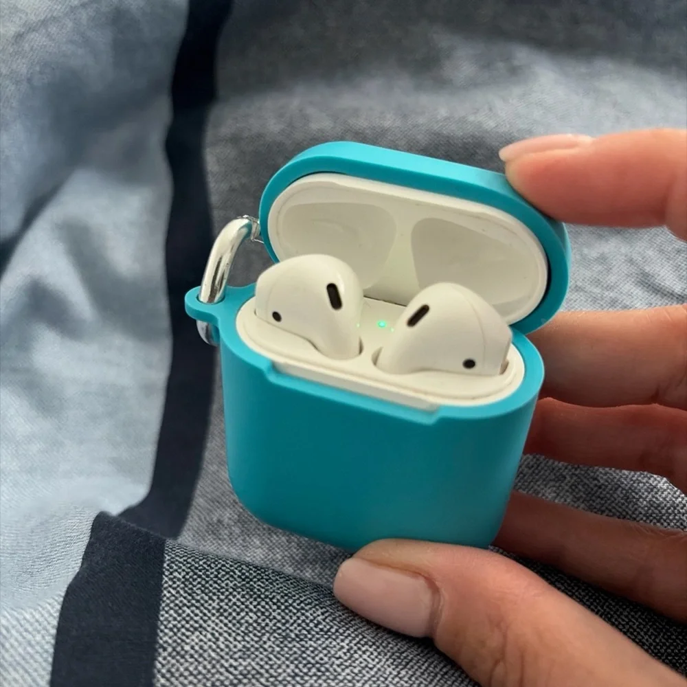 Preowned Apple White Wireless 2nd Generation Earbuds with Case